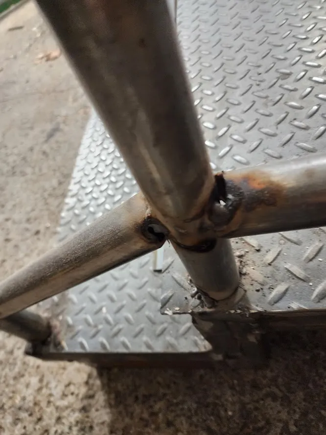 Joint de rampe ressoudé, avant finition